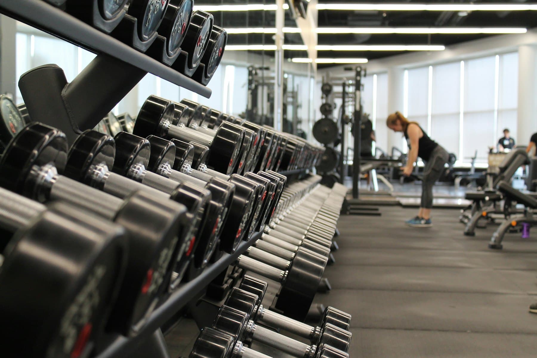 Salle de musculation avec rack d'haltères
