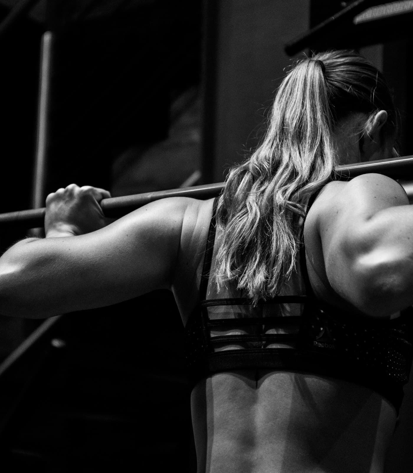 Sportive tenant une barre de squat